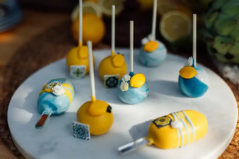 Auswahl an Cake Pops und Cake Sicles passend zu der Hochzeitstorte im mediterannen Stil