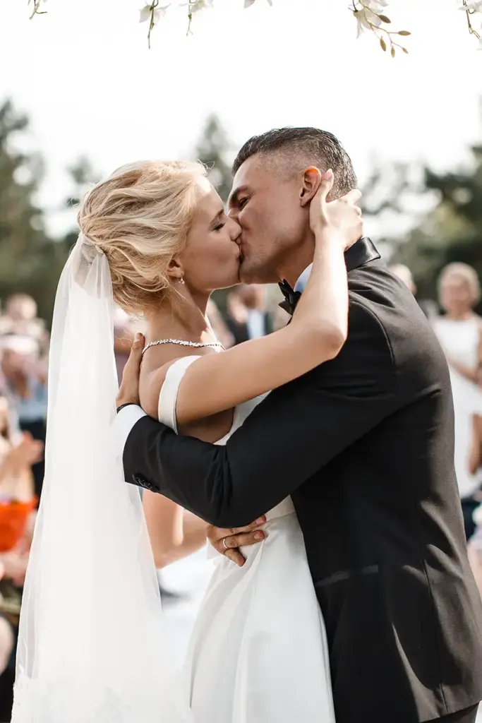 Hochzeitspaar küsst sich nach einer freien Trauung