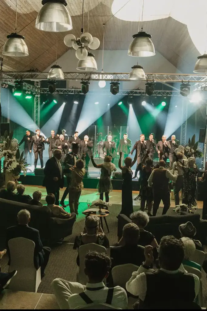 Abendveranstaltung mit Live-Bühne, Lichtdesign und Gästen – Corporate Event Planung