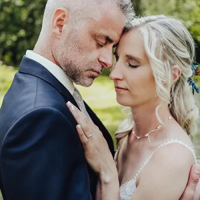 Editoriale Nahaufnahme eines Hochzeitspaares vor der Villa Haar in Weimar