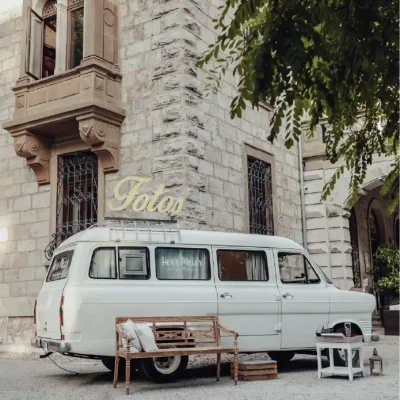 Fotobus steht vor der Villa Haar in Weimar bei einer Hochzeit